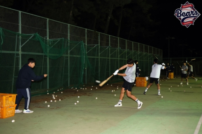 두산 선수단이 30일 일본 미야자키 마무리 훈련 첫날 야간 타격 훈련을 하는 모습. 두산 베어스