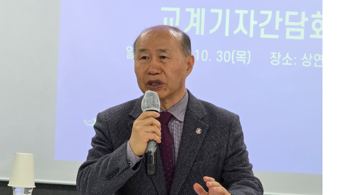 글로벌선진학교 남진석 이사장이 주니어 사관생도 과정 도입에 대한 설명을 하고 있다.