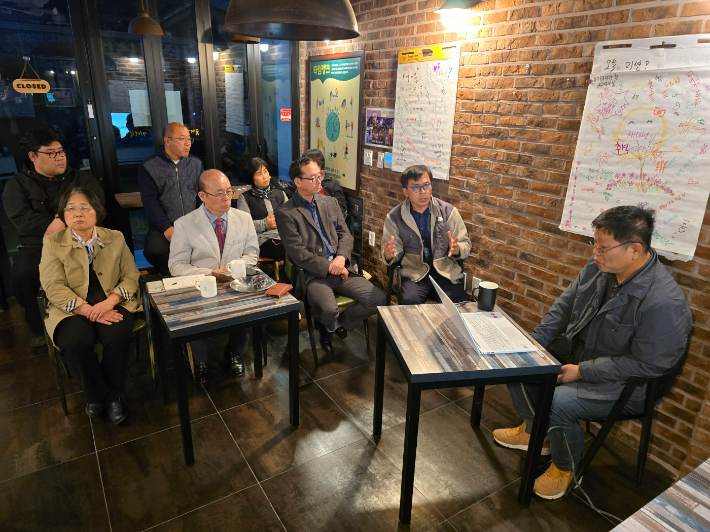 노영기 교수가 특강 참석자들과 대화하고 있다. 고영호 기자