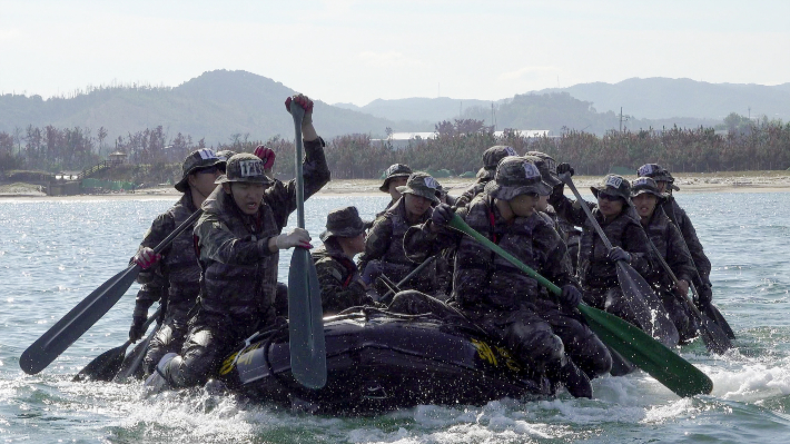 해병대 1사단 72대대는 30일 도구해안 일대에서 상륙기습작전 수행능력 완비를 위해 해상 페달링 훈련을 실시했다. 해병대 제공