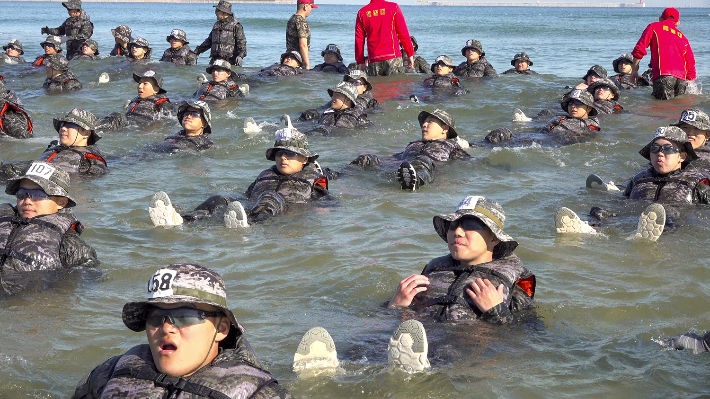 해병대 1사단 72대대는 30일 도구해안 일대에서 해상 훈련 전 강도 높은 PT 체조를 실시했다. 해병대 제공