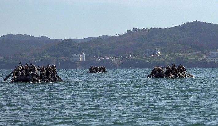 해병대 1사단 72대대는 30일 도구해안 일대에서 상륙기습작전 수행능력 완비를 위해 해상 페달링 훈련을 실시했다. 해병대 제공
