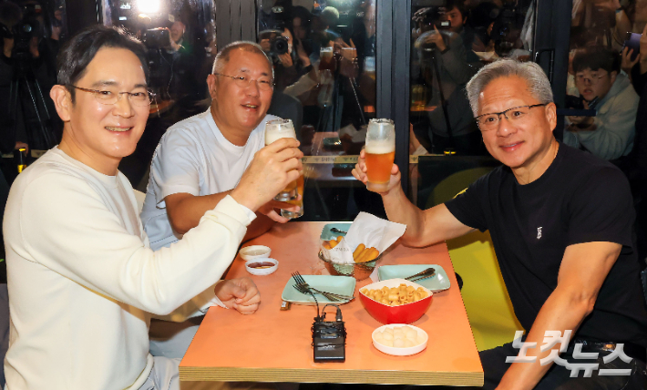 젠슨 황 엔비디아 최고경영자(CEO)가 30일 오후 서울 강남구 삼성역 인근 깐부치킨 매장에서 이재용 삼성그룹 회장, 정의선 현대차그룹 회장과 치킨 회동을 하고 있다. 류영주 기자