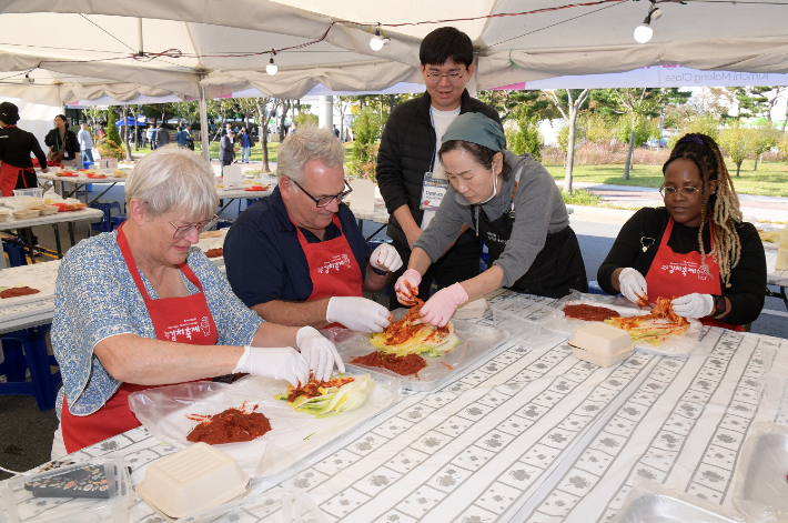 31일 '제32회 광주김치축제' 김치체험학교에 참가한 외국인들이 김치담그기 체험을 진행하고 있다. 광주광역시 제공