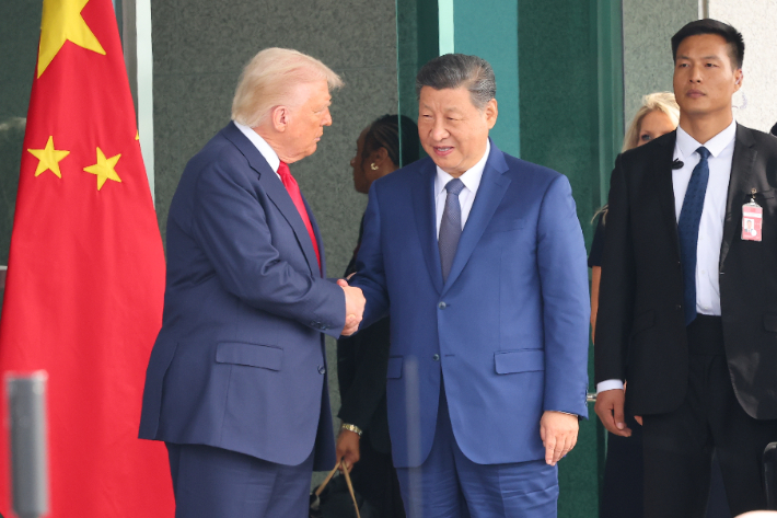 도널드 트럼프 미국 대통령과 시진핑 중국 국가주석이 지난 30일 부산 공군 제5공중기동비행단 내 나래마루에서 미중 정상회담을 마친 뒤 악수하는 모습. 연합뉴스