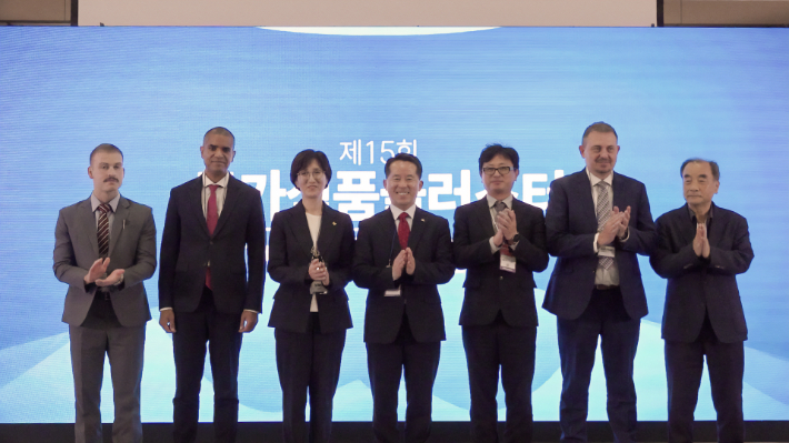 제15회 국가식품클러스터 국제콘퍼런스 연사 단체사진(LK international 레나트 캠퍼 대표, WFP(세계식량계획) 장 마틴 바우어 국장, CJ제일제당 남경화 상무, 식품진흥원 김덕호 이사장, 농림축산식품부 주원철 국장, Cluster FOOD+I 후안 비에호 대표, 전북대학교 신동화 명예교수). 노컷TV 캡처