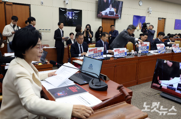 '최민희 갑질' 들여다보겠다는 與…사퇴 쪼는 국힘