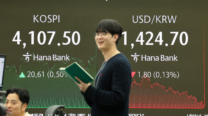 코스피가 사흘째 올라 사상 첫 4100대에서 장을 종료한 31일 서울 하나은행 본점 딜링룸에서 직원들이 업무를 보고 있다. 연합뉴스