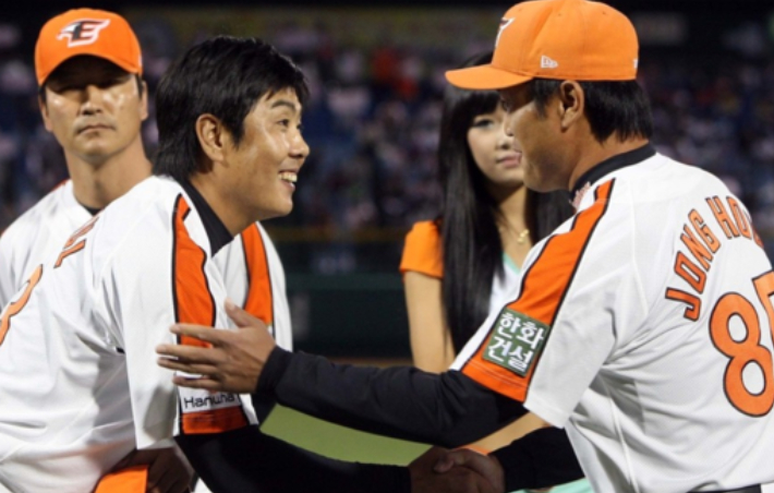 프로야구 한화 투타 전설 정민철(왼쪽)-장종훈. 연합뉴스