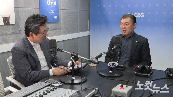 왼쪽부터 권정성 지휘자, 김무상 장로. 자료사진