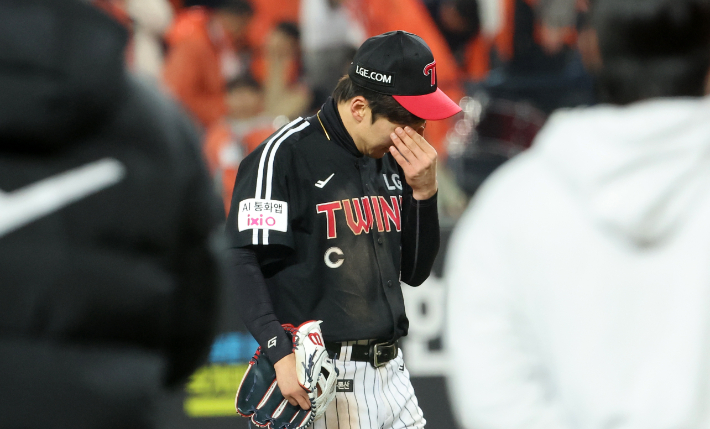 30일 대전한화생명볼파크에서 열린 2025 프로야구 KBO리그 포스트시즌 한국시리즈 4차전 LG 트윈스와 한화 이글스의 경기에서 승리한 LG 박해민이 눈물을 흘리고 있다. 연합뉴스