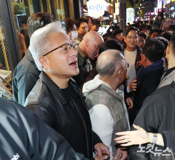 젠슨황 엔비디아 최고경영자가 30일 이재용 삼성전자 회장, 정의선 현대자동차그룹 회장과 서울 강남구 깐부치킨에서 치킨 회동을 위해 들어서고 있다. 류영주 기자