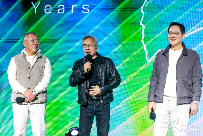 젠슨 황 엔비디아 최고경영자(CEO)와 이재용 삼성전자 회장, 정의선 현대차그룹 회장이 30일 서울 강남구 코엑스에서 열린 엔비디아 지포스 게이머 페스티벌에 참석해 있다. 류영주 기자