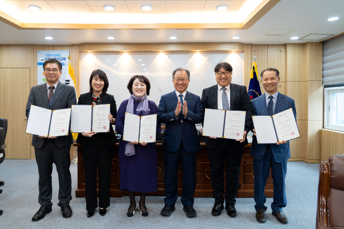 왼쪽부터 신동훈 장학관(에코4초), 박혜란 원장(에코8유), 안부희 원장(에코4유), 김석준 교육감, 변정현 장학관(신연초), 김진기 교감(에코특수). 부산시교육청 제공