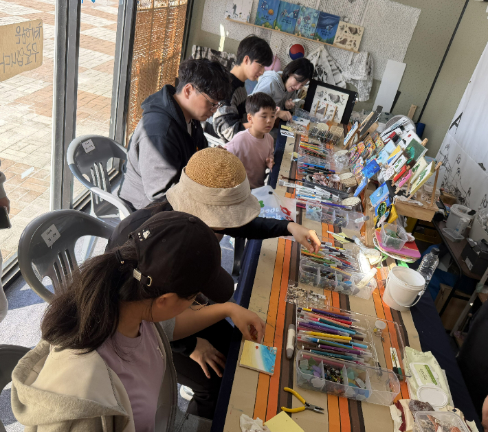 2025 전남 국제 수묵 비엔날레 참여한 가족 단위 관람객들이 체험활동을 하고 있다. 전라남도 제공