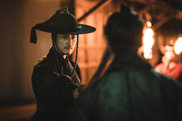 디즈니+ 시리즈 '탁류'는 조선의 돈과 물자가 모여드는 경강(한강)을 배경으로, 혼탁한 세상 속에서도 사람답게 살고자 서로 다른 꿈을 꾸는 인물들의 운명을 그린 작품이다. 월트디즈니 컴퍼니 코리아 제공