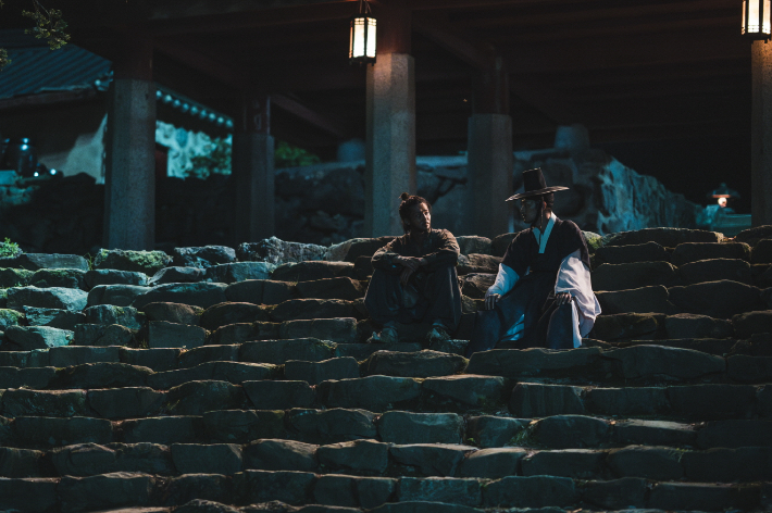 박서함은 함께 호흡을 맞춘 로운에 대해 "진짜 연기를 사랑하고 열정이 넘치더라. 제 롤모델"이라며 "수염도 너무 잘 어울려서 놀랐다"고 말했다. 또, 신예은에 대해서는 "사람 자체에 사랑스러움이 나와 현장 분위기를 올리더라. 연기에 임하는 태도는 완벽주의자 같았다"고 전했다. 월트디즈니 컴퍼니 코리아 제공