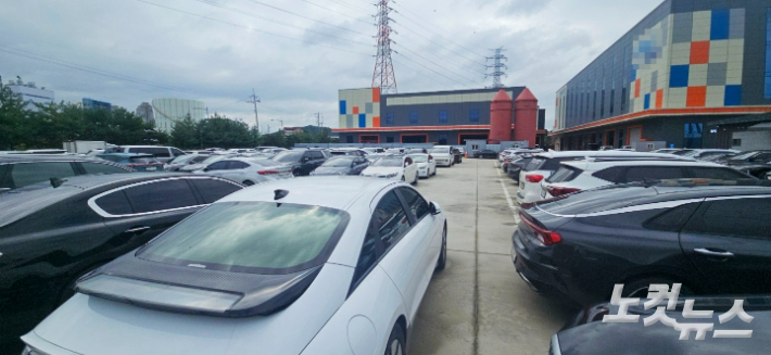 청주시 흥덕구 외북동 테크노폴리스 산단 입주기업 부지에 빼곡하게 들어서 있는 주차 차량. 임성민 기자