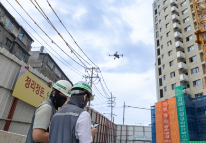HDC현대산업개발은 드서울원 아이파크, 시티오씨엘 7단지 등의 현장에서 적용하고 있는 디지털 트윈 기술은 순차적으로 전 현장에 확대 적용한다는 방침이다. HDC현대산업개발 제공