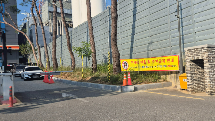 청주시 흥덕구 외북동 테크노폴리스 산단 입주업체가 행정기관의 시정명령을 앞두고 최근 주차장 영업을 중단했다. 독자 제공