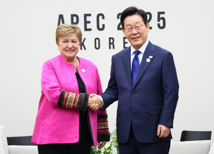 이재명 대통령과 크리스탈리나 게오르기에바 국제통화기금(IMF) 총재가 31일 APEC 정상회의장인 경북 경주화백컨벤션센터에서 면담 전 악수하고 있다. 연합뉴스