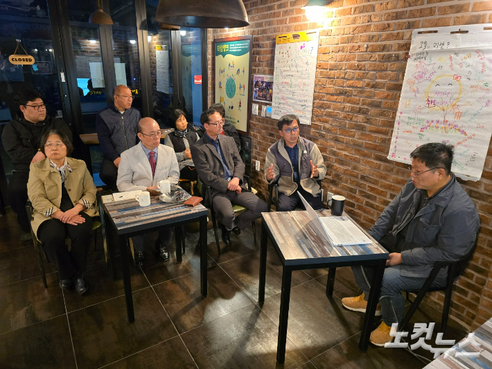 노영기 교수가 특강 참석자들과 대화하고 있다. 고영호 기자