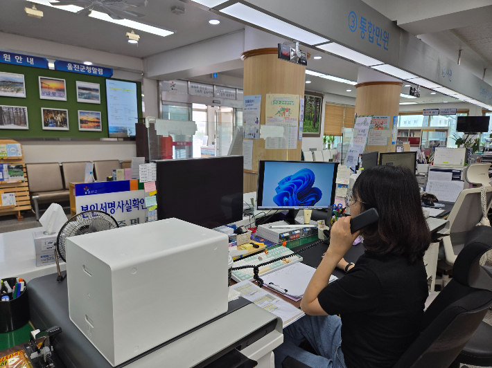 울진군이 악성·특이민원으로부터 민원담당 공무원을 보호하기 위해 11월부터 '민원전화 통화 권장시간 설정'을 운영한다. 민원실 직원이 민원전화를 받고 있는 모습. 울진군 제공