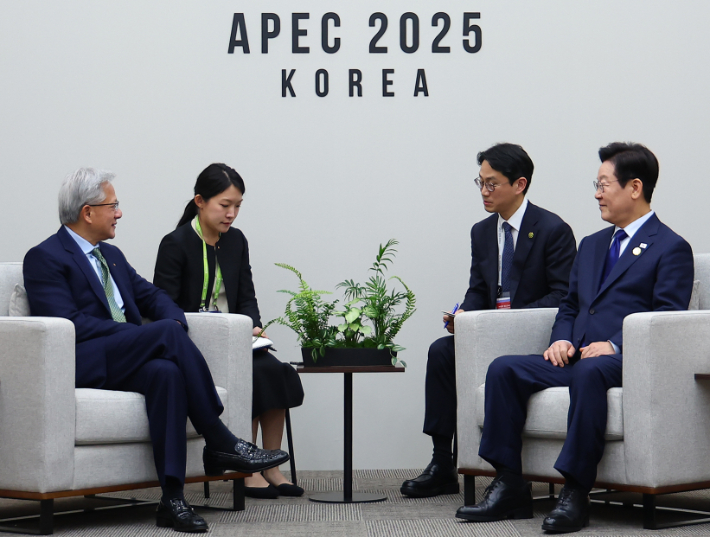 이재명 대통령이 31일 APEC 정상회의장인 경주화백컨벤션센터에서 젠슨 황 엔비디아 최고경영자를 접견하고 있다. 연합뉴스