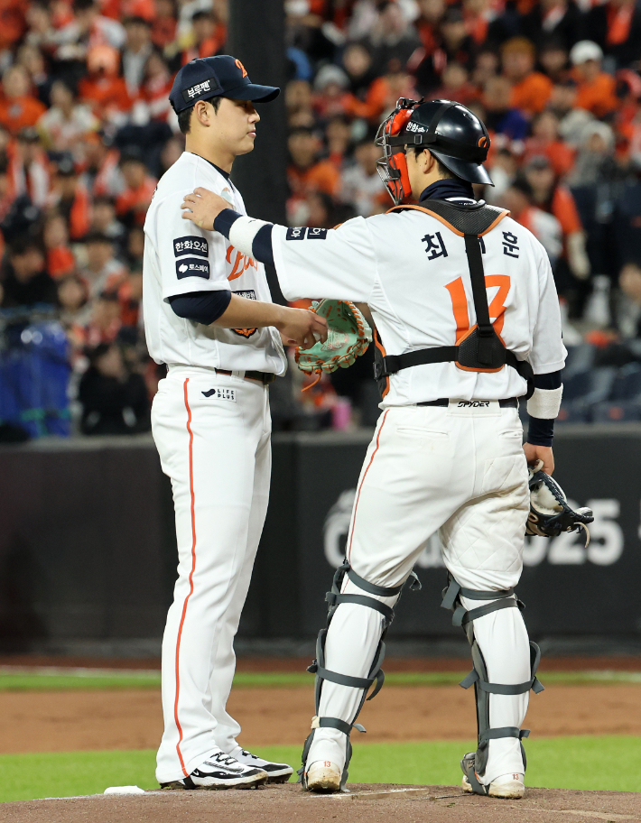 31일 대전한화생명볼파크에서 열린 2025 프로야구 KBO리그 포스트시즌 한국시리즈 5차전 LG 트윈스와 한화 이글스의 경기. 1회초 LG에게 실점한 한화 문동주가 포수 최재훈과 대화하고 있다. 연합뉴스
