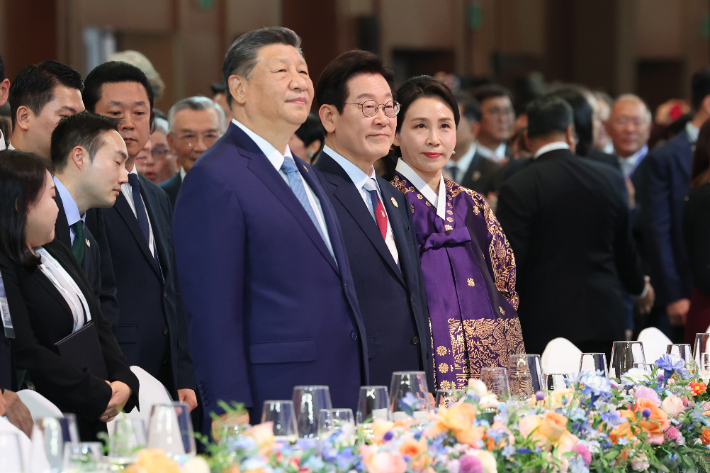이재명 대통령과 김혜경 여사, 시진핑 중국 국가주석이 31일 경북 경주시 라한셀렉트호텔에서 열린 2025 아시아태평양경제협력체(APEC) 정상회의 갈라만찬에 자리해 있다. 연합뉴스