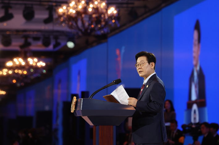 이재명 대통령이 31일 경북 경주시 라한셀렉트호텔에서 열린 2025 아시아태평양경제협력체(APEC) 정상회의 갈라만찬에서 만찬사를 하고 있다. 연합뉴스