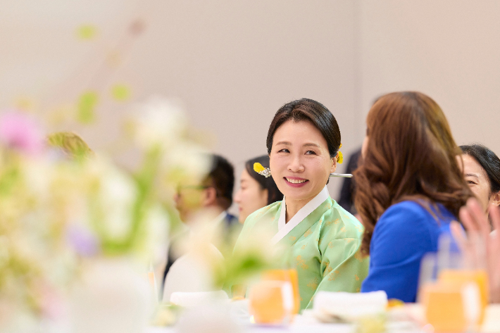 이재명 대통령의 부인 김혜경 여사가 31일 경북 경주시 우양미술관에서 열린 2025 아시아태평양경제협력체(APEC) 정상회의 배우자 행사에서 뉴질랜드 아만다 럭슨 여사(오른쪽)와 대화하고 있다. 대통령실 제공