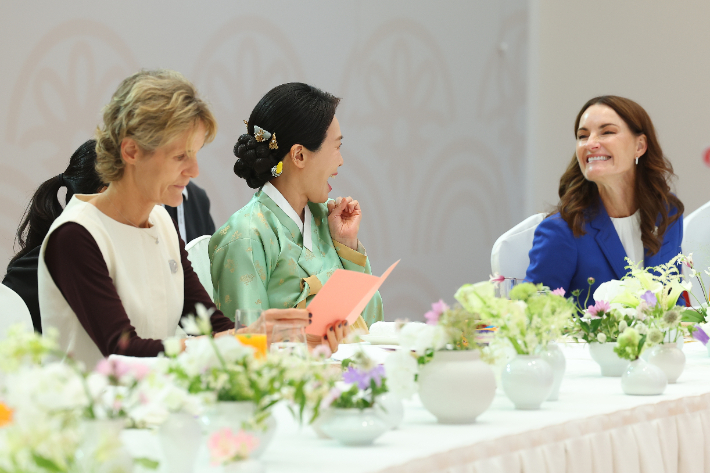 김혜경 여사가 31일 경북 경주시 우양미술관에서 열린 2025 아시아태평양경제협력체(APEC) 정상회의 배우자 행사에서 뉴질랜드 아만다 럭슨 여사(오른쪽), 캐나다 다이애나 카니 여사와 대화하고 있다. 연합뉴스