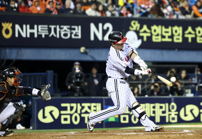 27일 서울 잠실야구장에서 열린 2025 프로야구 한국시리즈 한화 이글스 대 LG 트윈스 2차전. 3회 말 2사 1루 때 LG 박동원이 2점 홈런을 치고 있다. 연합뉴스