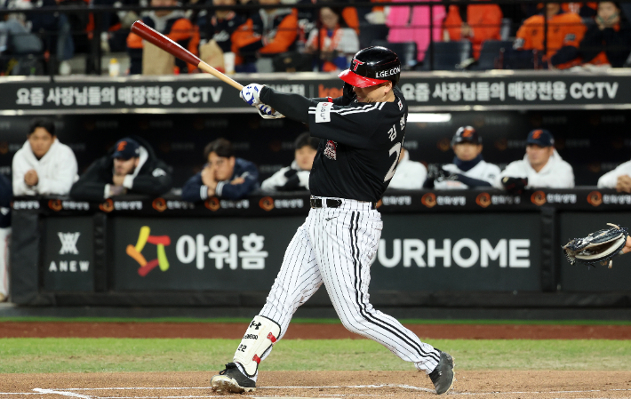 31일 대전한화생명볼파크에서 열린 2025 프로야구 KBO리그 포스트시즌 한국시리즈 5차전 LG 트윈스와 한화 이글스의 경기. 1회초 1사 2루 때 LG 김현수가 1타점 적시타를 쳐내고 있다. 연합뉴스