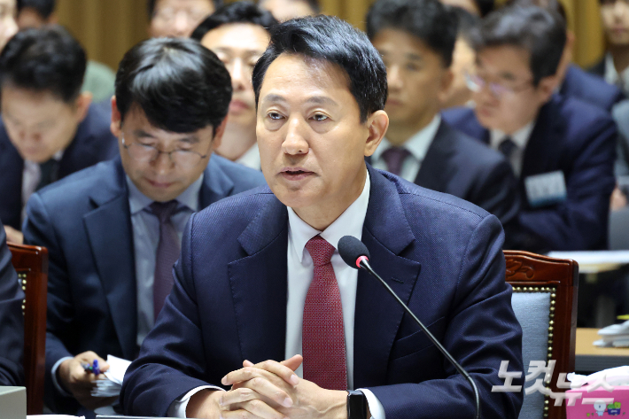 오세훈 서울시장이 23일 서울 중구 서울시청에서 열린 국회 행정안전위원회의 서울시에 대한 국정감사에서 의원 질의에 답변을 하고 있다. 윤창원 기자