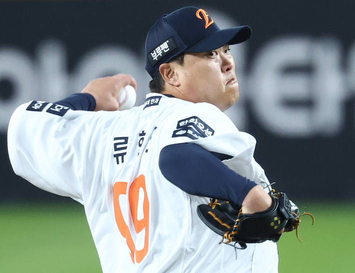 31일 대전한화생명볼파크에서 열린 2025 프로야구 KBO리그 포스트시즌 한국시리즈 5차전 LG 트윈스와 한화 이글스의 경기. 8회초 한화 류현진이 역투하고 있다. 연합뉴스