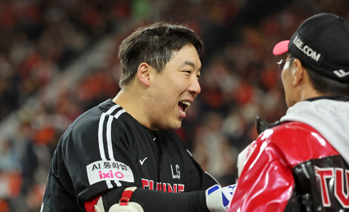 31일 대전한화생명볼파크에서 열린 2025 프로야구 KBO리그 포스트시즌 한국시리즈 5차전 LG 트윈스와 한화 이글스의 경기. 김현수가 염경엽 감독의 격려를 받고 있다. 연합뉴스