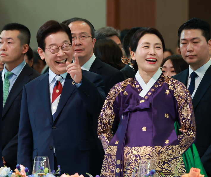 이재명 대통령과 김혜경 여사가 31일 경북 경주시 라한셀렉트호텔에서 열린 2025 아시아태평양경제협력체(APEC) 정상회의 갈라만찬에서 미소 짓고 있다. 연합뉴스