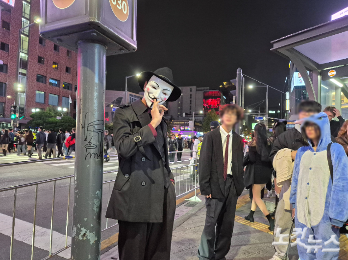 31일 서울 용산구 이태원에는 핼러윈을 맞아 코스튬 복장을 한 시민들이 눈에 띄었다. 주보배 기자