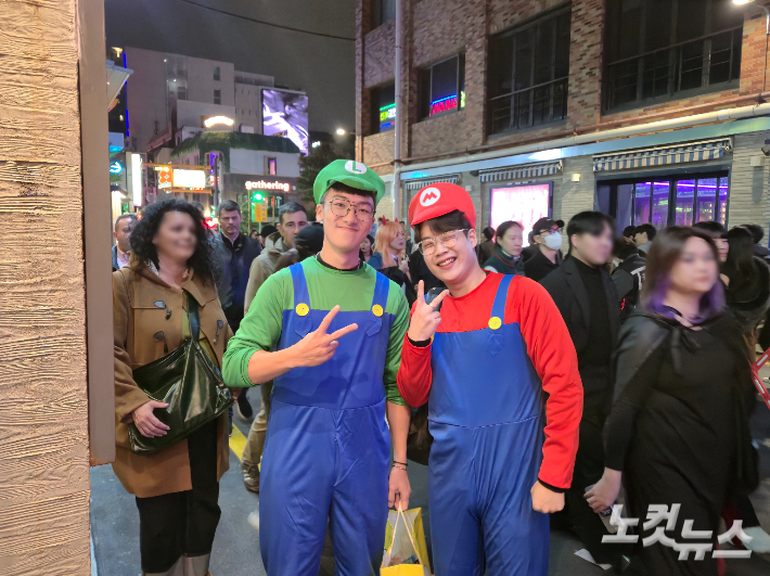 31일 서울 용산구 이태원에는 핼러윈을 맞아 코스튬 복장을 한 시민들이 눈에 띄었다. 주보배 기자