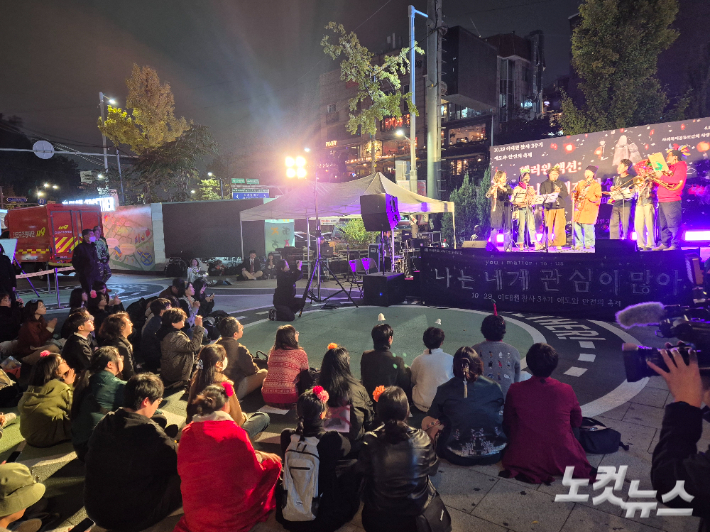 31일 오후 9시 녹사평역 광장에서 10.29 이태원 참사 시민대책회의와 시민단체 이태원을 기억하는 호박랜턴이 공동 주최하는 추모문화제 '이태원 참사 3주기 애도와 안전의 축제'가 진행됐다. 주보배 기자