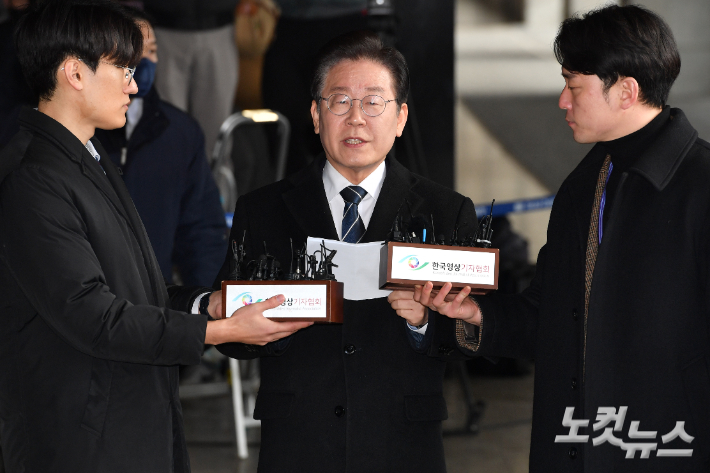 대장동·위례신도시 개발비리 연루 혐의로 출석하는 이재명 당시 민주당 대표. 류영주 기자