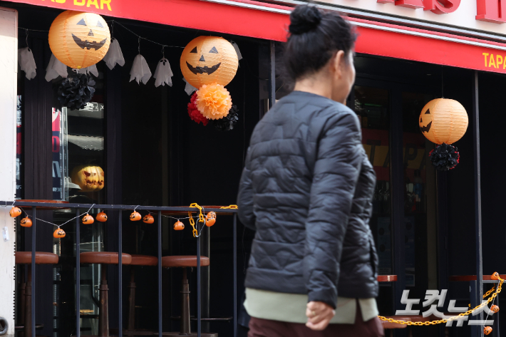 이태원 참사 3주기인 29일 서울 용산구 이태원 세계음식거리에 할로윈데이 장식품이 걸려있다. 류영주 기자