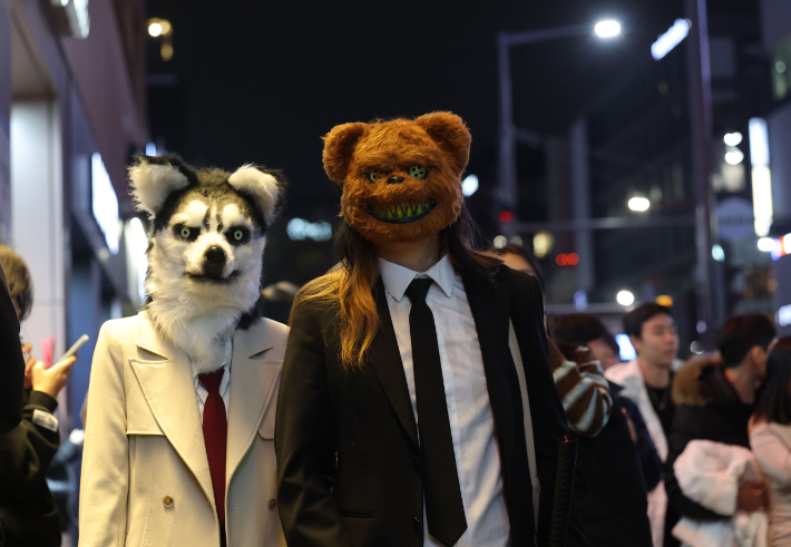 31일 서울 용산구 이태원 세계음식문화의 거리에서 시민들이 분장을 한 채 걸어가고 있다. 연합뉴스