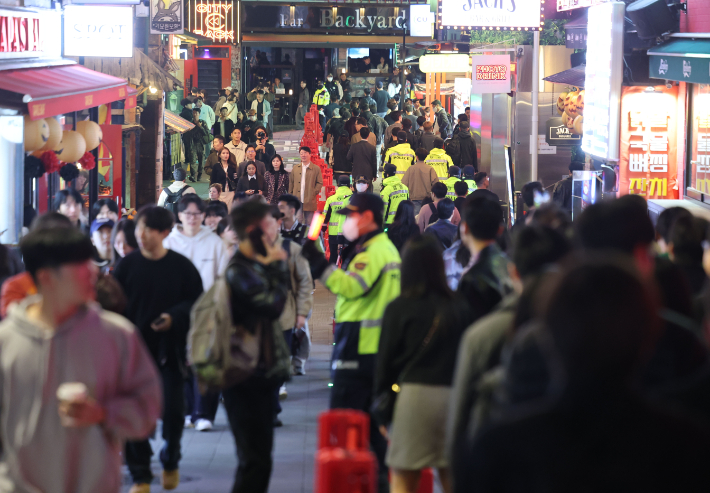 31일 서울 용산구 이태원 세계음식문화의 거리를 찾은 시민들이 중앙분리대를 따라 걸어가고 있다. 연합뉴스