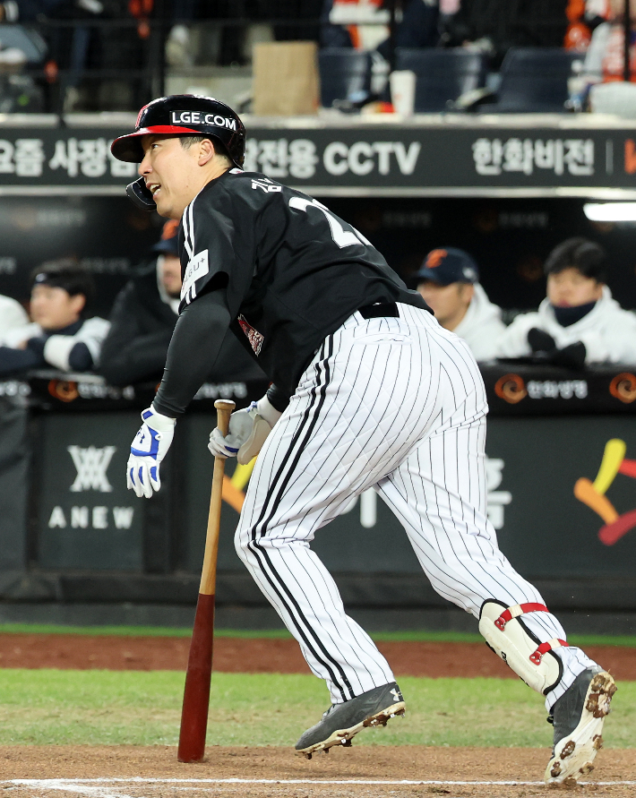 31일 대전한화생명볼파크에서 열린 2025 프로야구 KBO리그 포스트시즌 한국시리즈 5차전 LG 트윈스와 한화 이글스의 경기. 6회초 1사 2루 때 LG 김현수가 1타점 적시타를 쳐내고 있다. 연합뉴스