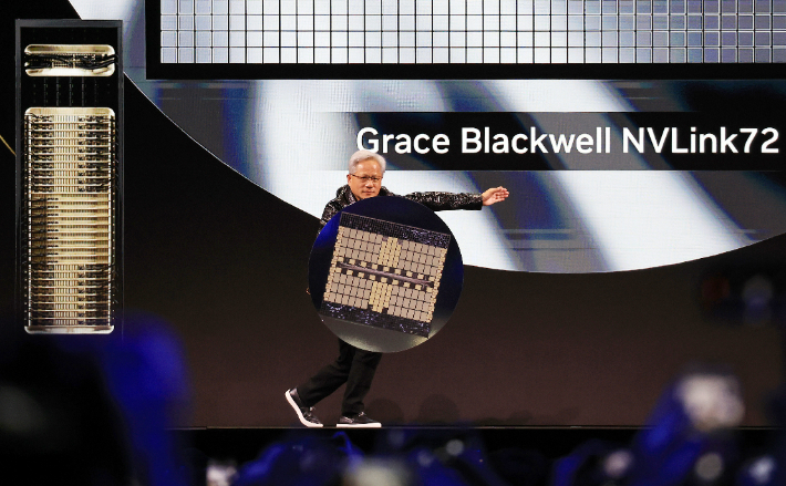 그레이스 블랙웰 NVLink72 들고 나타난 젠슨 황. 연합뉴스