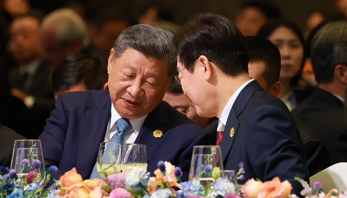 이재명 대통령이 31일 경북 경주시 라한셀렉트호텔에서 열린 2025 아시아태평양경제협력체(APEC) 정상회의 갈라만찬에서 시진핑 중국 국가주석과 대화하고 있다. 연합뉴스