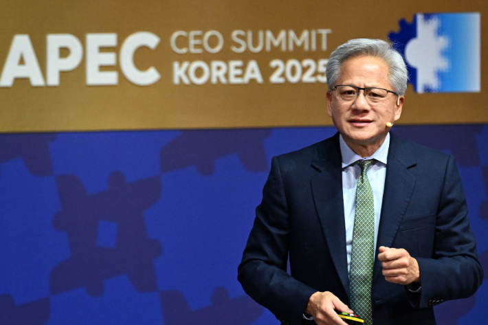 젠슨 황 엔비디아 최고경영자(CEO)가 31일 경북 경주 예술의전당에서 열린 아시아태평양경제협력체(APEC) 최고경영자(CEO) 서밋 특별 세션에서 기조연설을 하고 있다. 연합뉴스